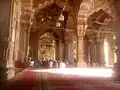 Interior de la madrasa de Taj-ul-Masajid.