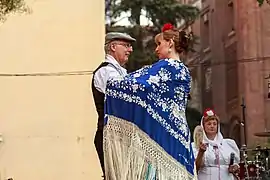 Mantón con flecos