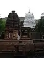 Templo Mahakuteshvara (pintado de blanco) en estilo dravida (parte trasera) y templo Sangameshvara en estilo nagara (parte delantera).