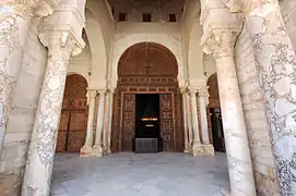 Entrada principal de la sala de oración