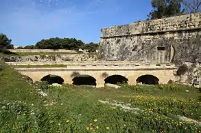 Puente ferroviario cerca del Bastión de San Felipe, Floriana.