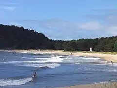 Playa de Mandal al oeste de la ciudad