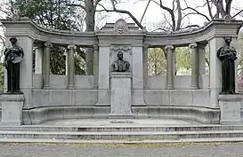 Richard Morris Hunt Memorial, Central Park, Nueva York (terminado en 1898), con el escultor Daniel Chester French.