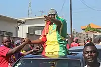 Un manifestante envuelto en la bandera de Guinea