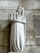Estatua de la reina donante sosteniendo una capilla con tres ventanas.
