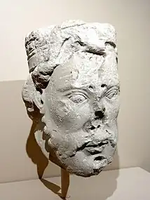 Cabeza de hombre coronado, de mediados del siglo XII, procedente del portal norte.
