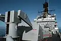 USS Worden CG-18 mostrando el lanzador Mk 10. Nótese a la izquierda, las puertas blindadas detrás del lanzador el lugar por donde salen los misiles desde el alimentador y los radares AN/SPG-55 en medio a la derecha.