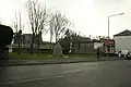 New Street, Kilbarchan, mostrando la ubicación de Mary Barbour Cairn