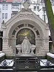 Tumba de Carl Hoffmann, Antigua Iglesia de San Mateo, Berlín. Mujer llorando por Nikolaus Geiger.