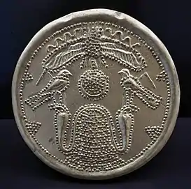 Amuleto colgante de oro (601-633 a. C.), granulado, fundido y pulido. Procedente de la Necrópolis de Trayamar, representa tema relacionado con la cosmogonía egipcia, recogida por el arte fenicio.