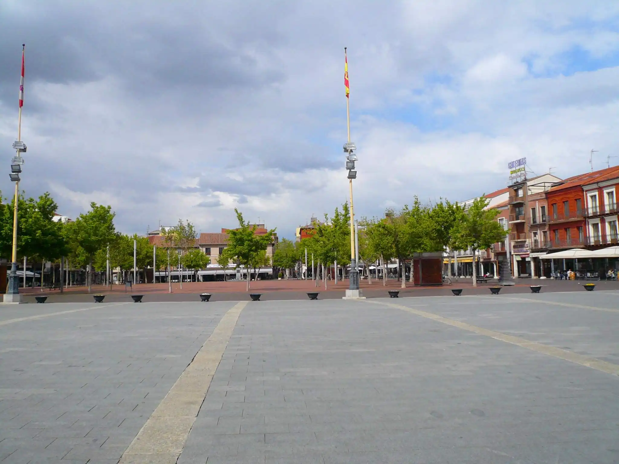Medina_del_Campo_-_Plaza_Mayor_de_la_Hispanidad_07