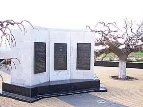 Placa conmemorativa cerca del Obelisco de la Gloria en Kerch, Crimea.