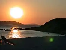 Playa de Menduiña, con Punta Couso y las islas de Ons al fondo. Ría de Aldán. Cangas