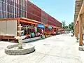 Los restaurantes en el exterior del edificio.
