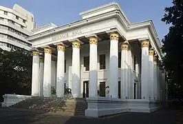 Metcalfe Hall (1840-1844), Calcuta,edificio concebido para albergar la colección de la Biblioteca Pública de Calcuta, formada por Lord Metcalf, entonces Gobernador General.