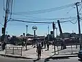 Personas en las afueras del Metro Conchalí.