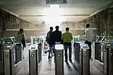 Validadoras y puertas de acceso al nivel inferior.