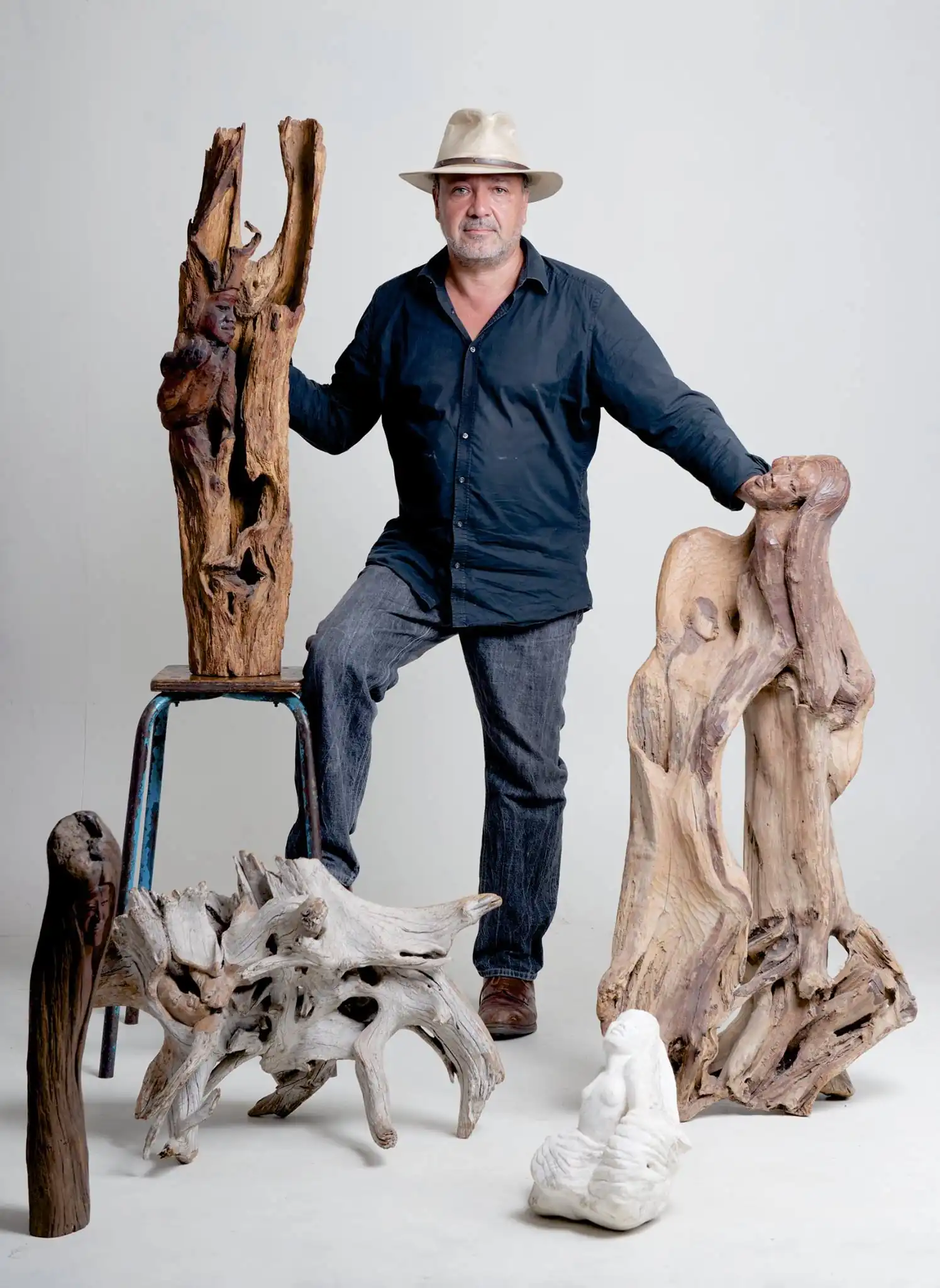 Miguel Hunt rodeado de algunas obras de Vaiere Mara en febrero de 2015