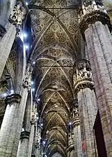 Bóveda de la nave lateral sur, con capiteles historiados con estatuas