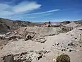 las instalaciones de la mina con la ferrovía a la derecha