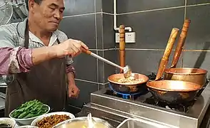fideos de arroz Mi xian (米线)  cocinados en ollas de cobre (铜锅), China