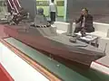 Vista frontal de tres cuartos de la maqueta del buque patrullero Proyecto 22160 en la exposición «Армия 2016» (en ruso: Ejército 2016).