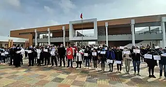 Honando en un colegio de Sfax
