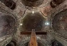 Vista interior con una gran cruz de madera.