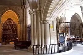 Interior de la iglesia, con la entrada a la cripta