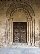 Herrajes románicos en el portal de San Mateo del monasterio de San Juan de las Abadesas.