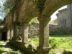 Ruinas del claustro de la Iglesia de São Fins de Friestas, con arcadas cortas.