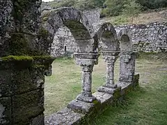 Ruinas del claustro del monasterio de Pitões das Júnias, que data de principios del siglo IX.
