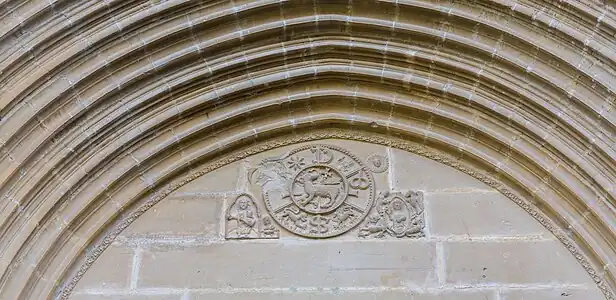 Tímpano con crismón representando un Agnus Dei.
