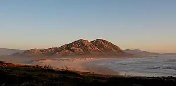 Monte Louro y playa de Area Maior.