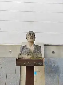 Monumento a José María Iribarren (1972) en Tudela (Navarra)