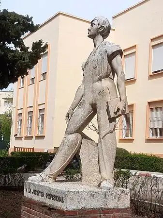 Monumento a la Juventud Profesional (1970), ubicado en los jardines del Instituto «Virgen de las Nieves» de Granada.