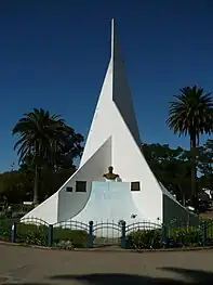 Monumento a la bandera en el centro de la "Plaza Belgrano"
