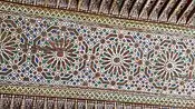Motivos geométricos pintados en un techo de madera en el Palacio de la Bahía de Marrakech (finales del siglo XIX)