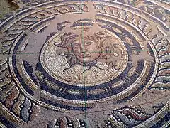 Mosaico de la villa de Dioniso, que representa la cabeza de Medusa.