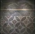 Mosaico con decoración geométrica y vegetal.