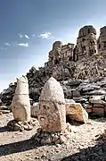 Terraza Este: Cabezas de Antiochus I Theos y Heracles Artagnes Ares