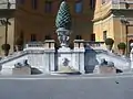 La "Pigna romana", en el patio homónimo del Vaticano