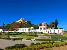 Museo Regional de Cholula, junto al parque intermunicipal al fondo la iglesia de la Virgen de los Remedios sobre la gran pirámide de Cholula.