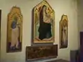 Sala con diversas pinturas