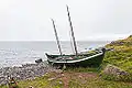 Bote en la costa de Bolungarvík