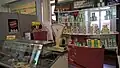 Tienda de comestibles con productos limitados.