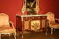 Copia de una cómoda con marquetería del maestro ebanista Jean-François Oeben, de estilo Transición (Réplica realizada por los Ateliers Allot Frères).