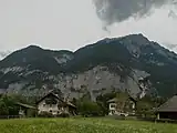Nassereith, las casas con montañas al fondo