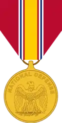 El anverso de la medalla muestra al águila calva americana, posada en una espada y una palma. Sobre esto, en un semicírculo, se encuentra la inscripción National Defense (en castellano Defensa Nacional).