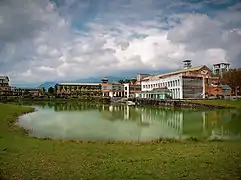 Restaurante junto al lago